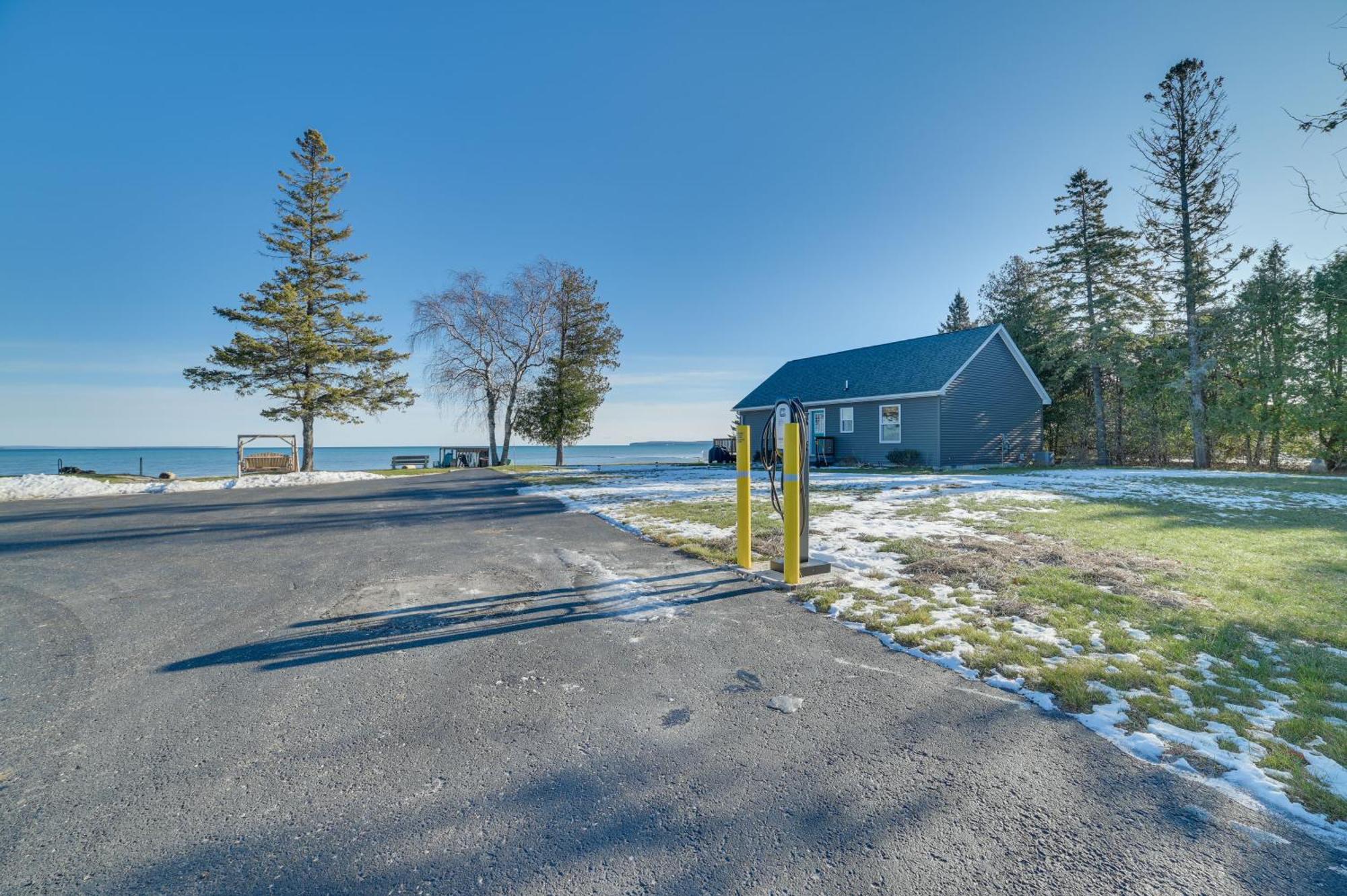 St Ignace Cottage With Deck And Beach On Lake Huron! Evergreen Shores Eksteriør billede