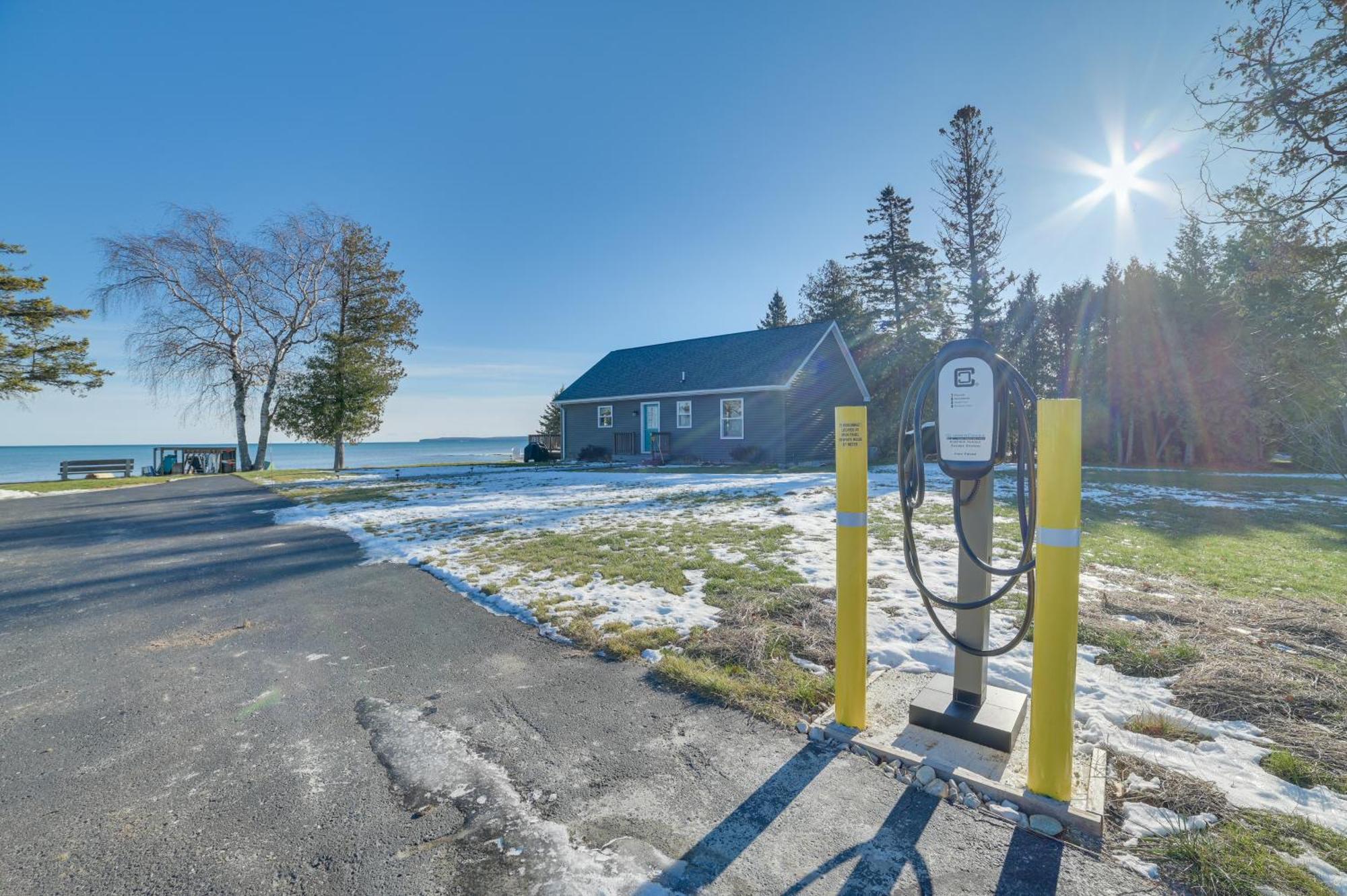 St Ignace Cottage With Deck And Beach On Lake Huron! Evergreen Shores Eksteriør billede