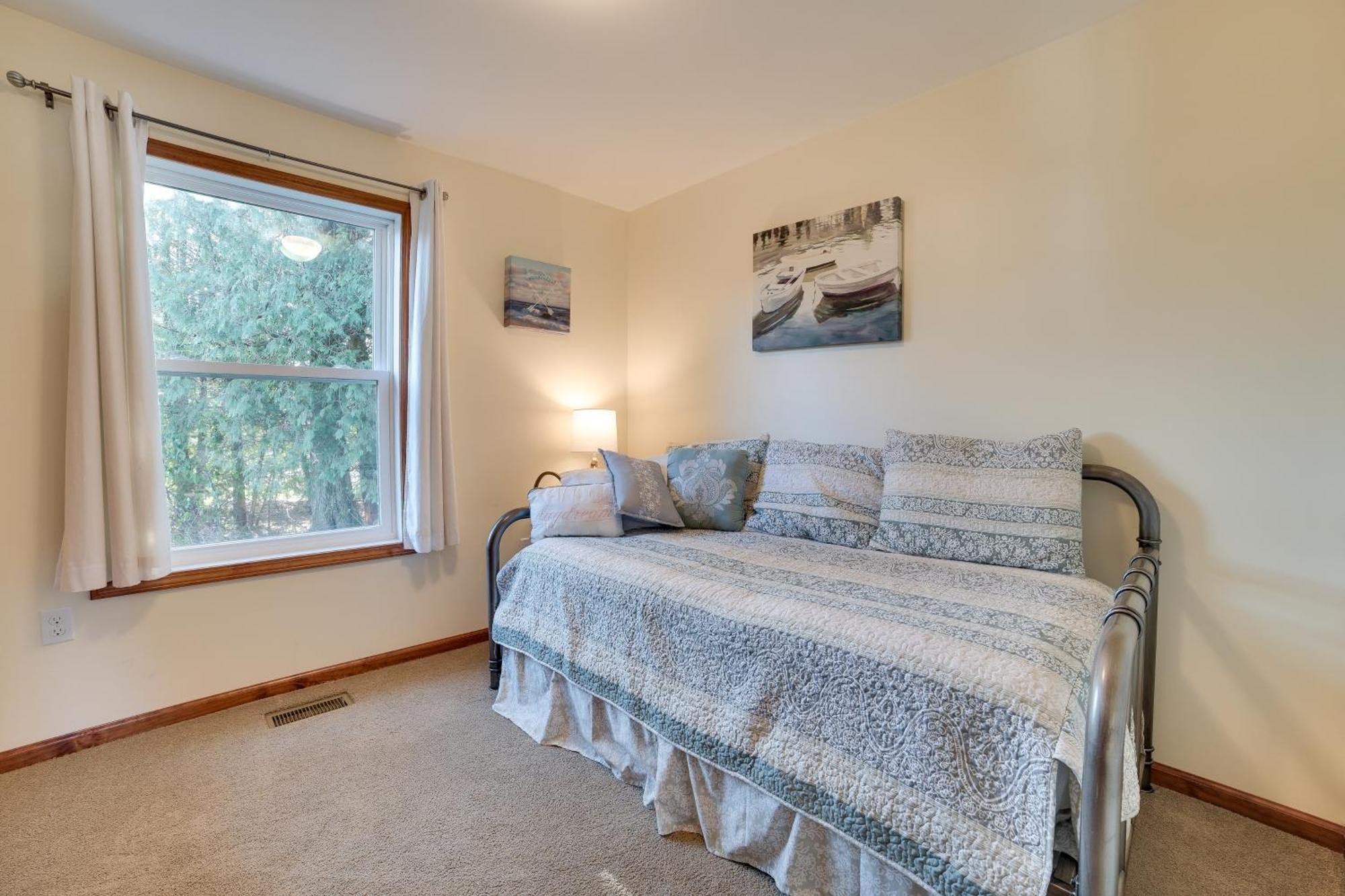 St Ignace Cottage With Deck And Beach On Lake Huron! Evergreen Shores Eksteriør billede