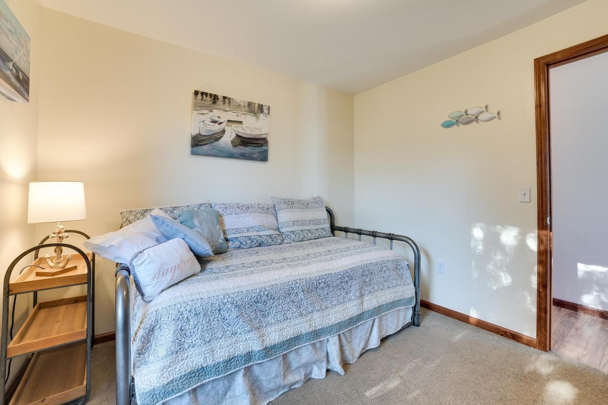 St Ignace Cottage With Deck And Beach On Lake Huron! Evergreen Shores Eksteriør billede